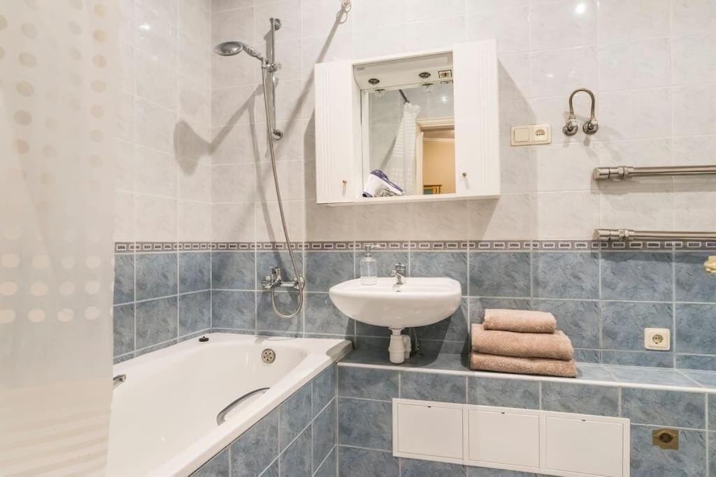 Old Town Apartment Next To Saint Peter'S Church Riga Esterno foto