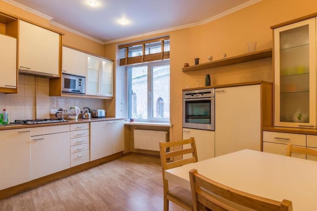 Old Town Apartment Next To Saint Peter'S Church Riga Esterno foto